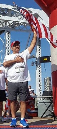 David Davoudpour, président-directeur général de Shoney Shoney's lance le feu d'artifice tôt avec son dessert à prix spécial, des tartes aux fraises entières à emporter - du vendredi au dimanche 4 juillet