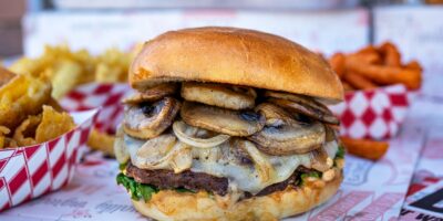 À la demande générale, IniBurger de Bay Area élargit son menu gastronomique avec un nouvel ajout de burger suisse aux champignons