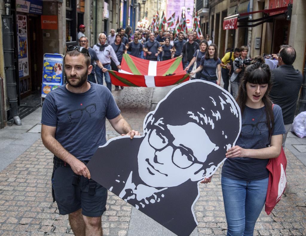 Les participants à un hommage à Etxebarrieta portent la reproduction