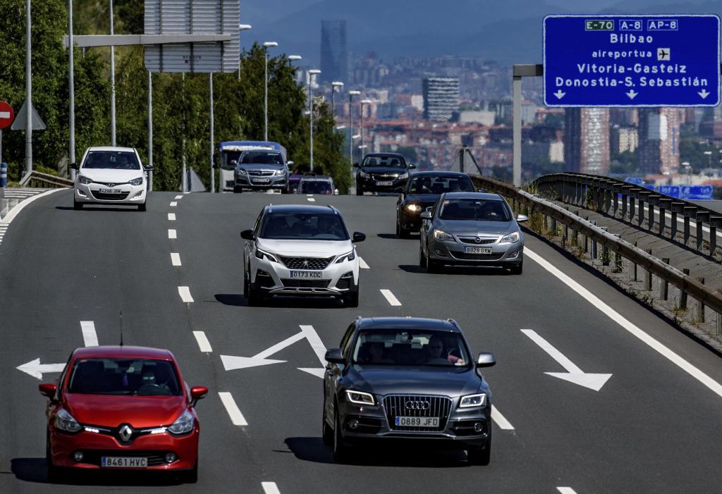 Plusieurs voitures circulent le long de l'AP-8 aux entrées de la capitale de la Gascogne