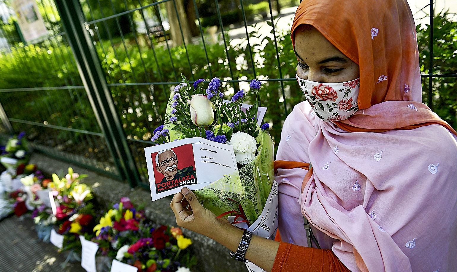 Une femme sahraouie apporte des fleurs à la porte de l'hôpital où loge Ghali.