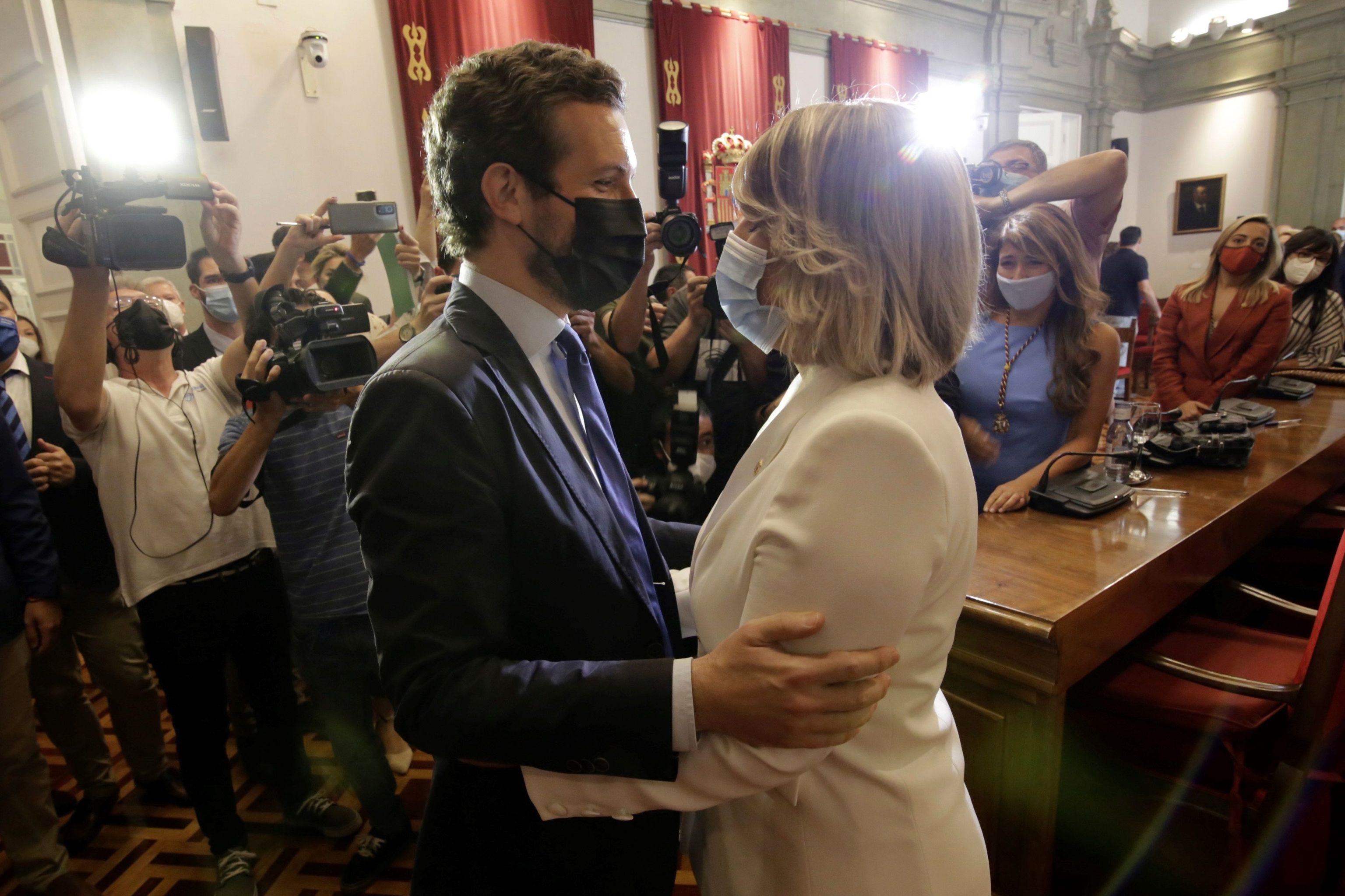 Pablo Casado félicite le nouveau maire de Carthagène, Noelia Arroyo.