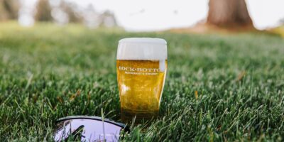 Détendez-vous et faites le plein avec la nouvelle Pilsner Pool Hop de Rock Bottom