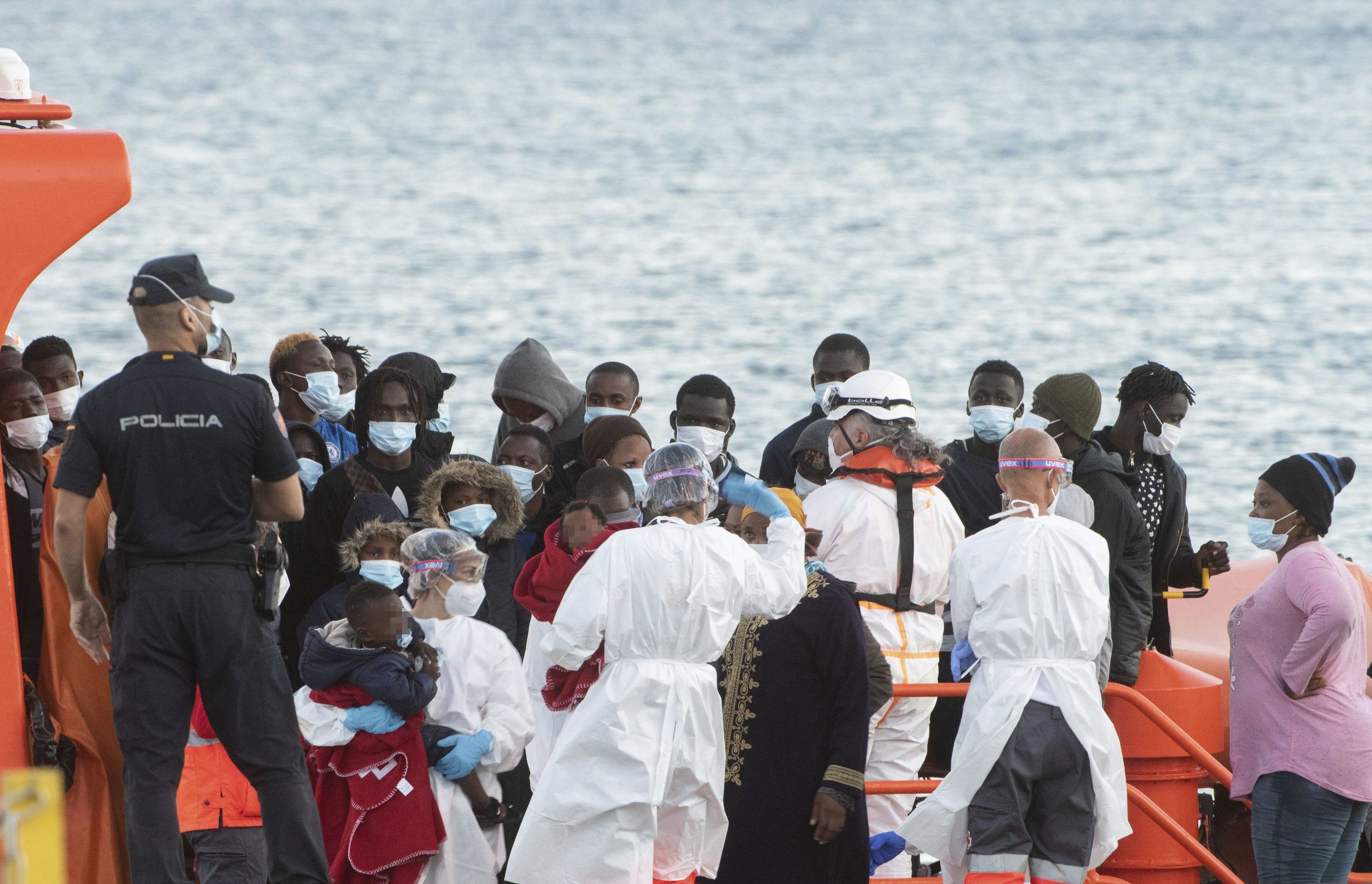 Plusieurs immigrants sont transférés vers le port de Fuerteventura, ce mi