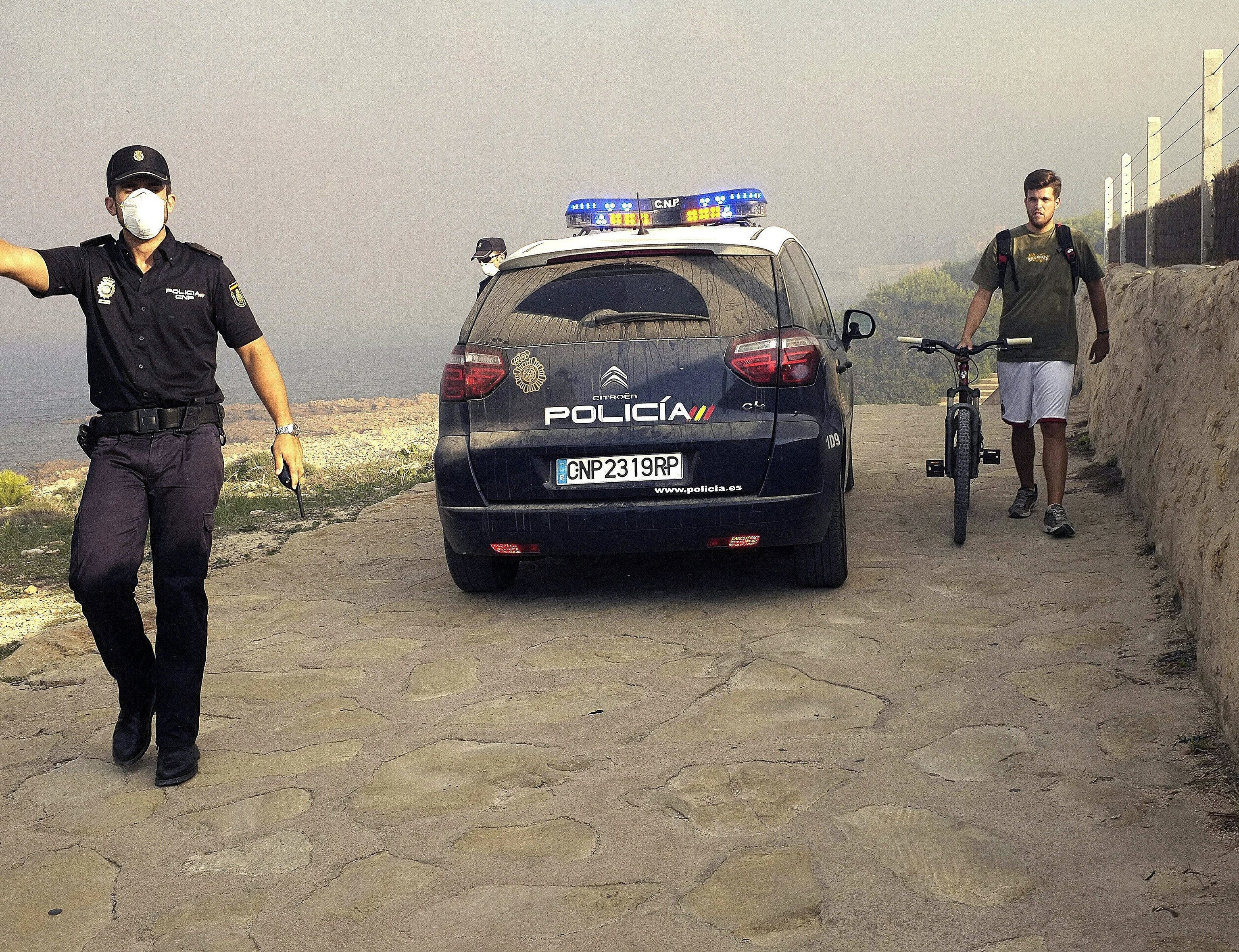 Un agent de la police nationale procède à l'expulsion des habitants de Las Rotas (D