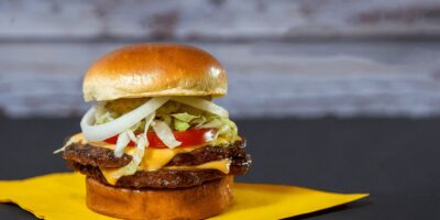 Dickey&rsquo;s Barbecue Pit élargit son portefeuille de marques virtuelles avec le lancement de Big Deal Burger