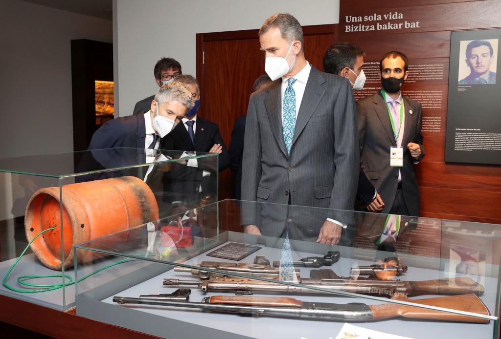 Le roi et le ministre de l'Intérieur s'arrêtent avant la démonstration d'armes de l'ETA.