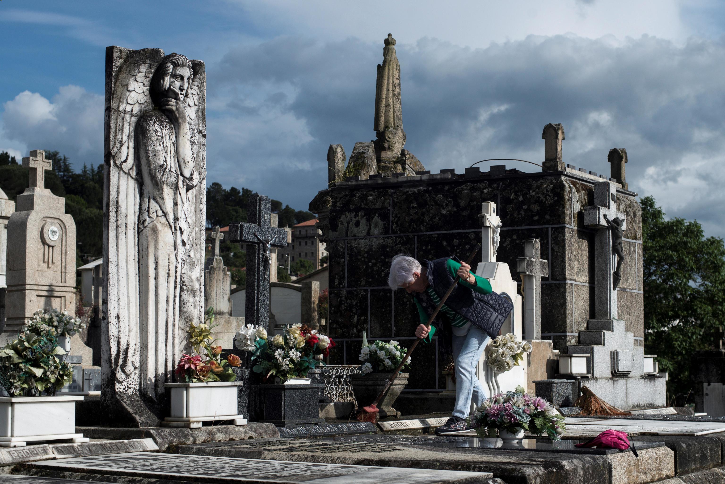 Une femme effectue des travaux de nettoyage dans le cimetière de San Francisco à Ourense.