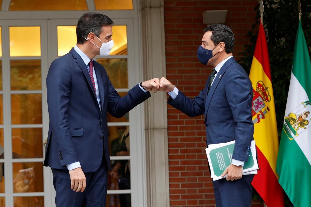 Le président du conseil, Juanma Moreno, salue le président du gouvernement, Pedro S
