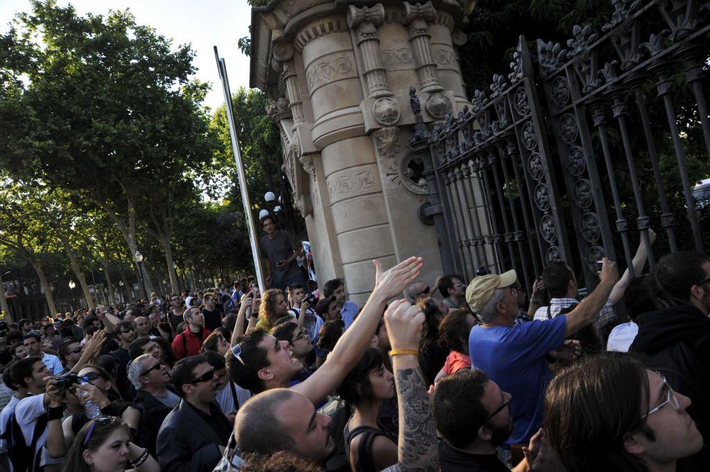 Des manifestants manifestent devant le Parlement en juin 2011.