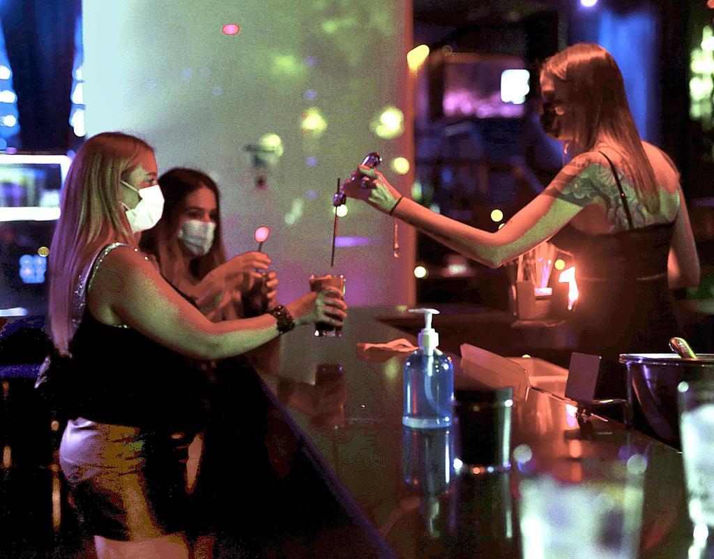 Une serveuse sert un verre dans une boîte de nuit madrilène.