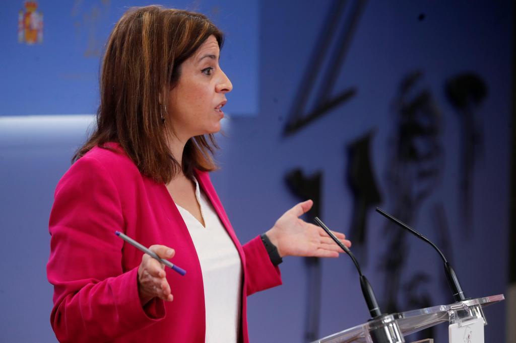 Adriana Lastra, lors d'une conférence de presse au Congrès.