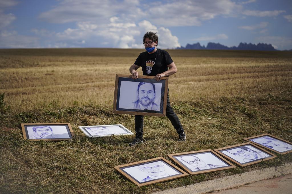 Un homme met des portraits des graciés aux portes de la c