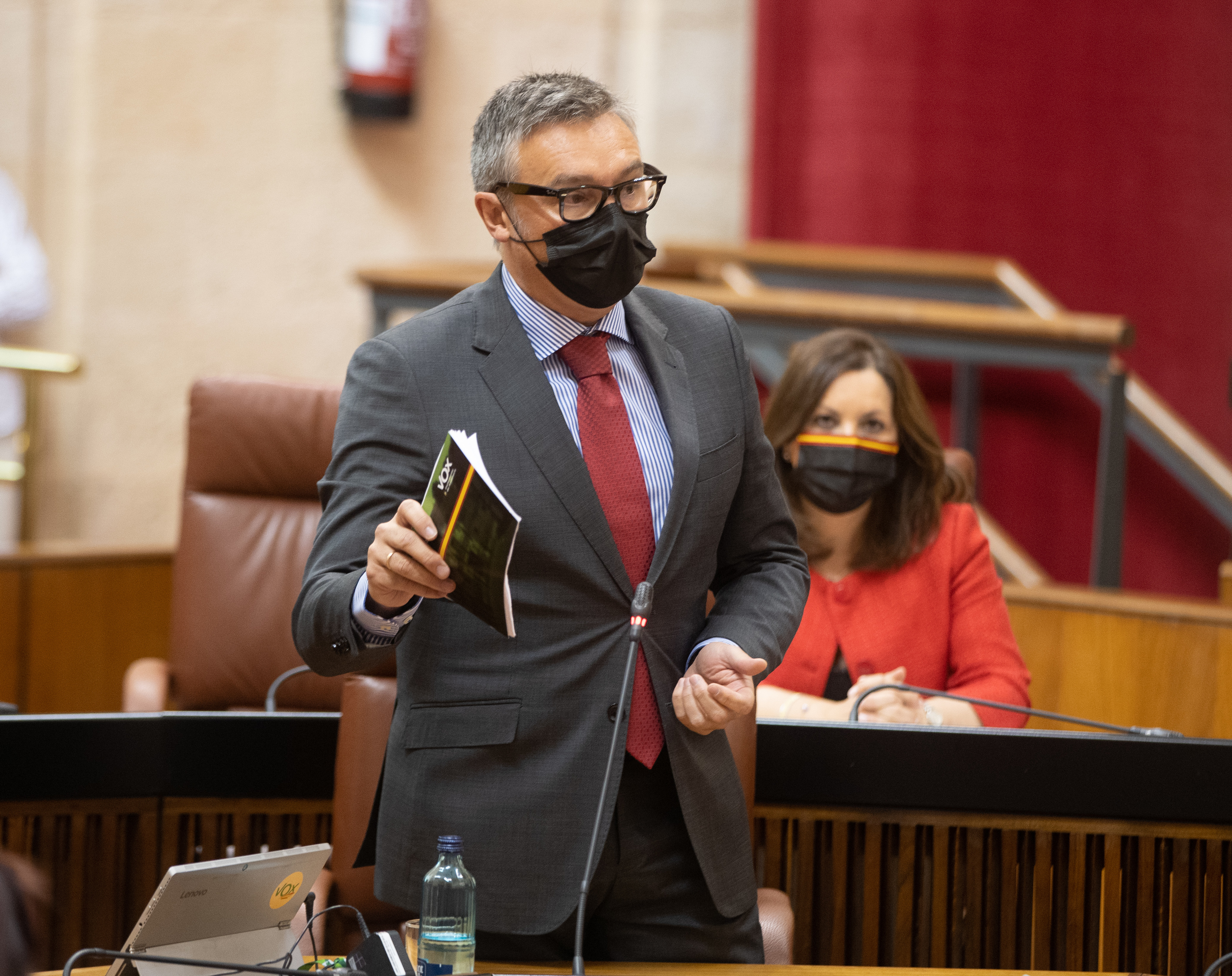 Le porte-parole de Vox, Manuel Gavira, au Parlement andalou.