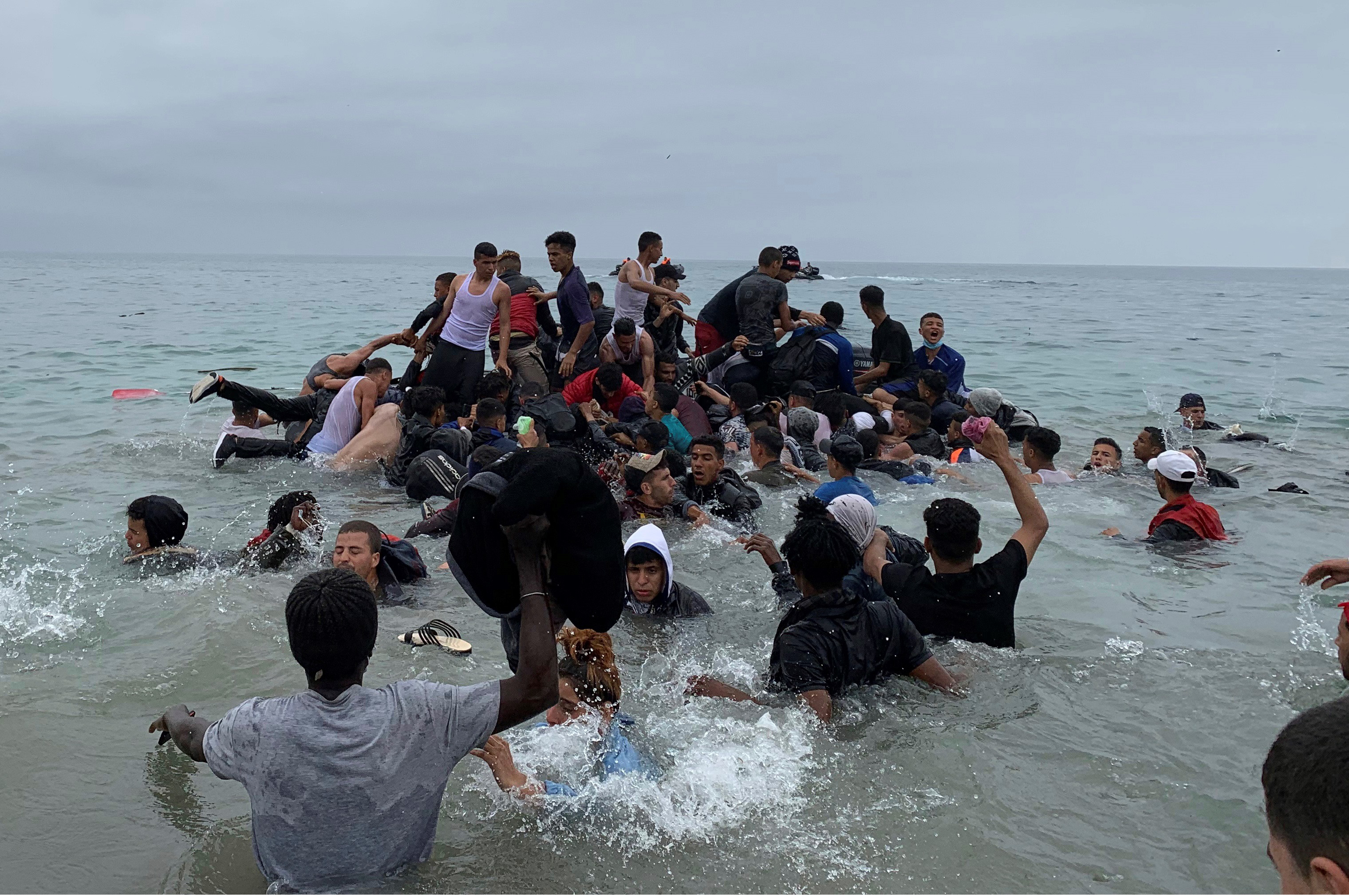 Un groupe de personnes s'empare d'un bateau