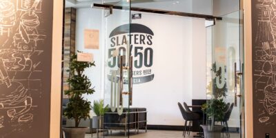 Le restaurant populaire de Valence, le 50/50 de Slater célèbre son premier anniversaire