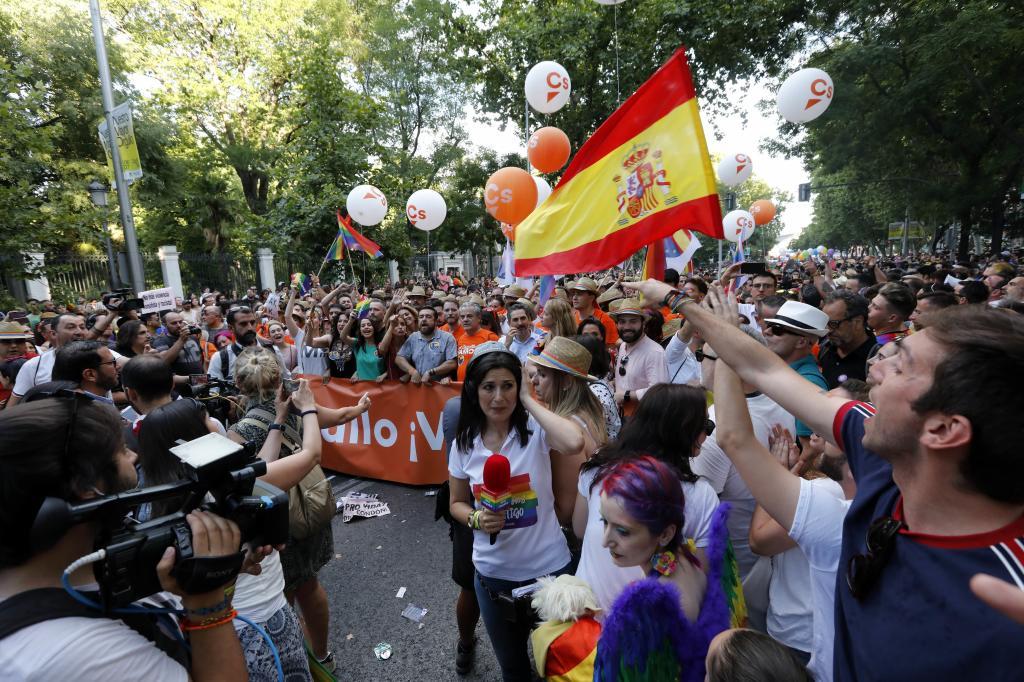 Des manifestants réprimandant les membres des Cs lors de la Fierté 2019.