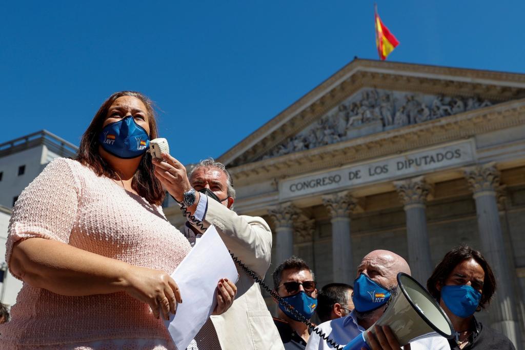 La présidente de l'AVT, Maite Araluce, s'adresse aux participants lors de la concentration