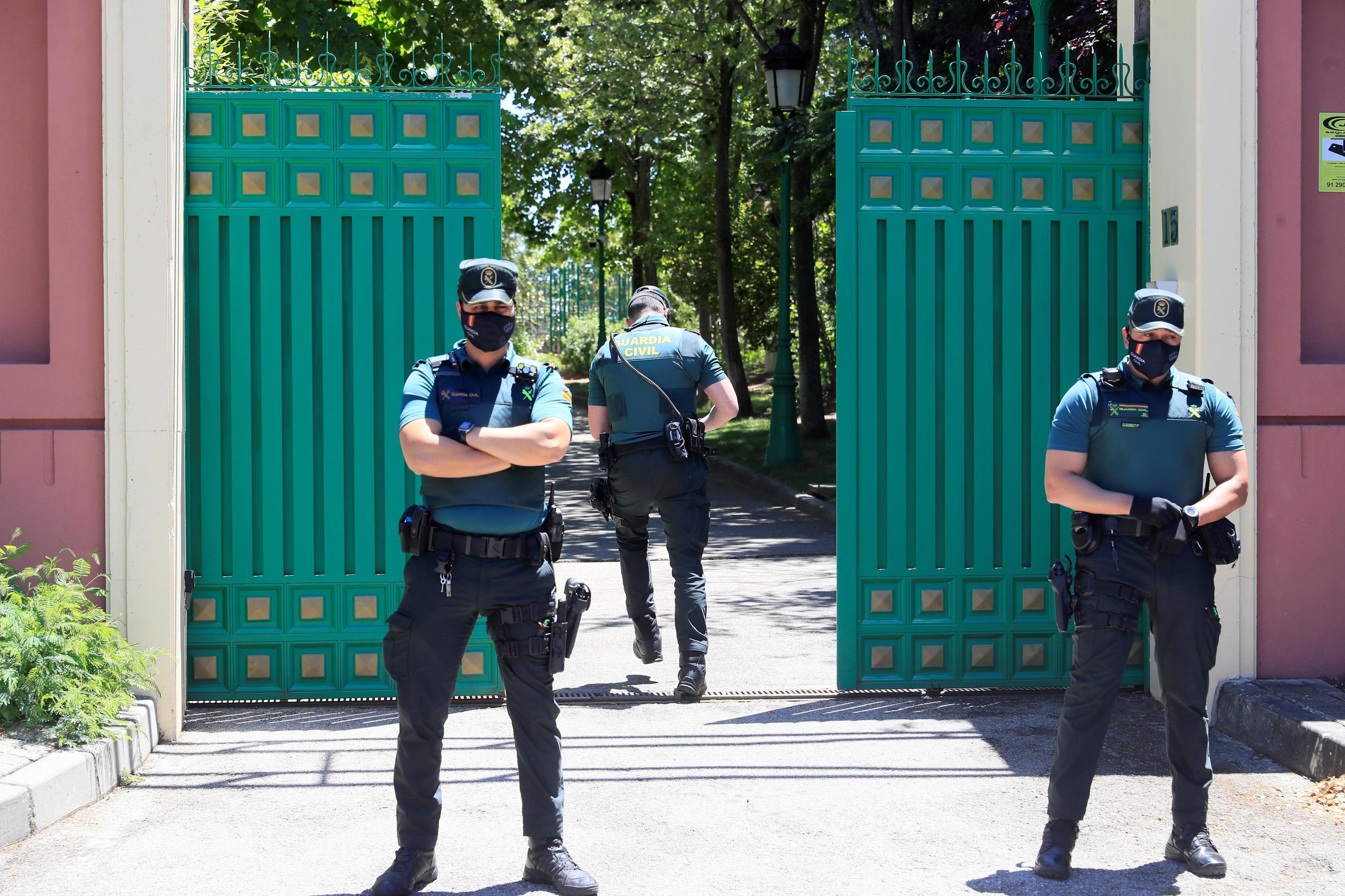 Agents de la garde civile à la porte du châle