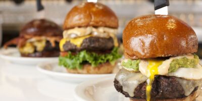 Slater&rsquo;s 50/50 apporte des hamburgers, du bacon et de la bière au centre-ville de Riverside