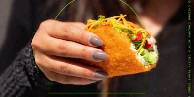Taco Bell teste un chalupa nu avec une coquille croustillante à base de plantes qui est plus que de la viande pour les yeux