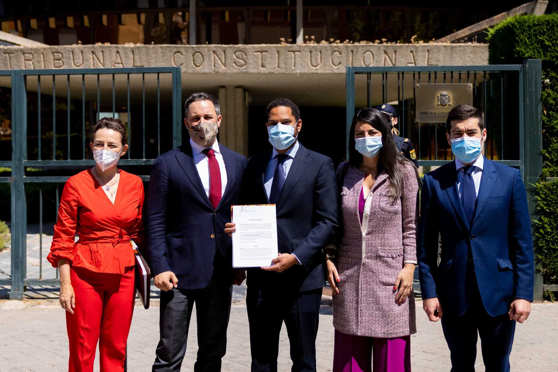 Ignacio Garriga et Santiago Abascal, au centre, présentant le recours devant la Cour constitutionnelle.