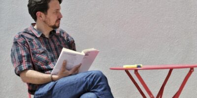 Pablo Iglesias signe comme chercheur pour un centre de l&rsquo;Université ouverte de Catalogne