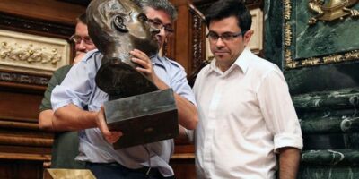 La Cour suprême confirme que la mairie de Barcelone doit afficher l&rsquo;effigie du roi et le drapeau de l&rsquo;Espagne dans la salle plénière