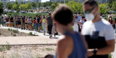 Files d&rsquo;attente de deux heures au Zendal le jour des 30.000 vaccinations : « Ils nous ont ici debout par cette chaleur »