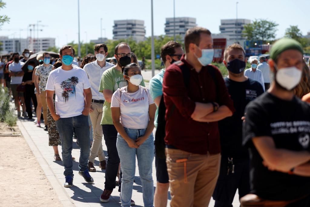 De longues files d'attente au Zendal.