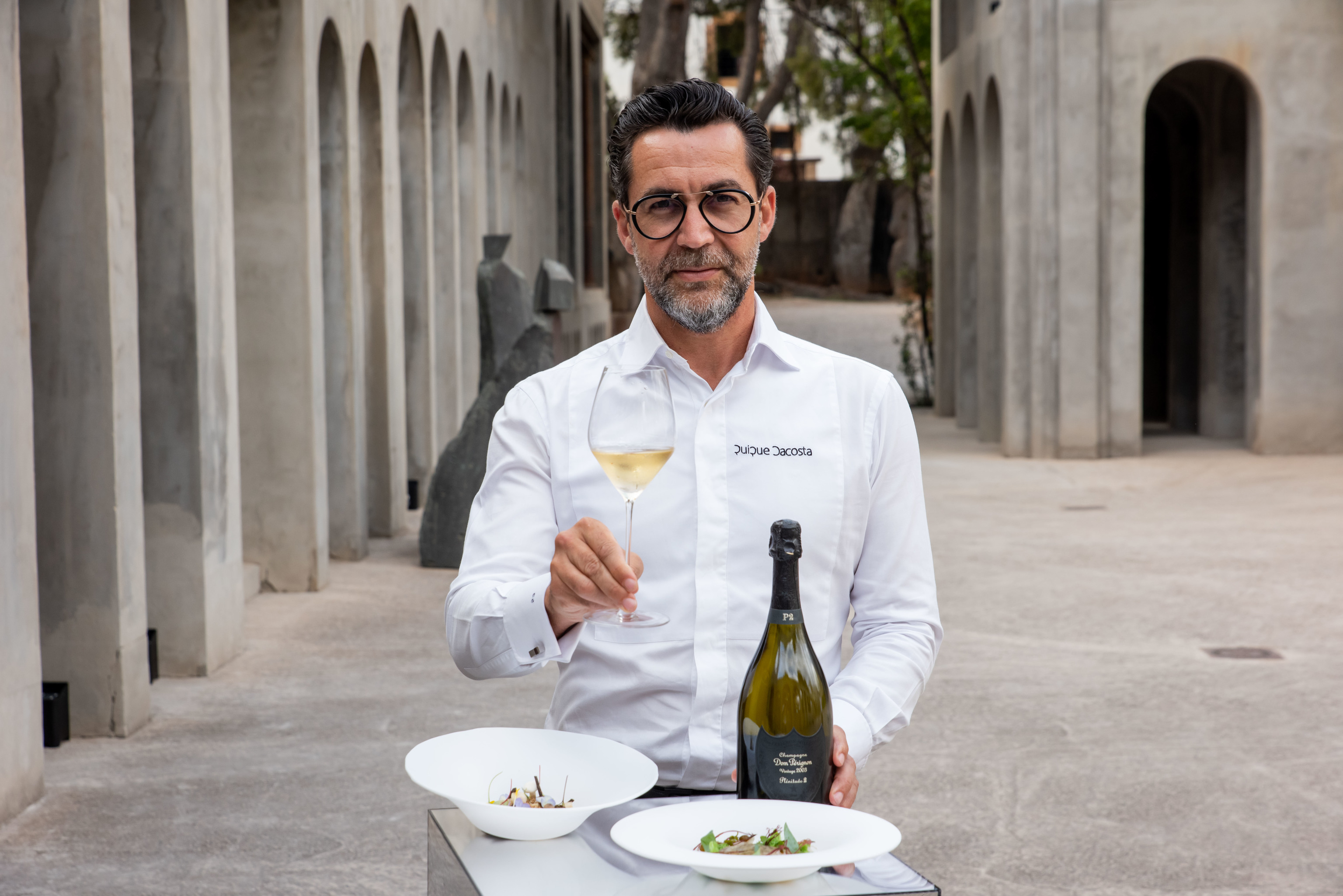 Quique Dacosta avec le plat qu'il a cuisiné