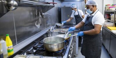 Derrière les fourneaux d&rsquo;une « cuisine fantôme »