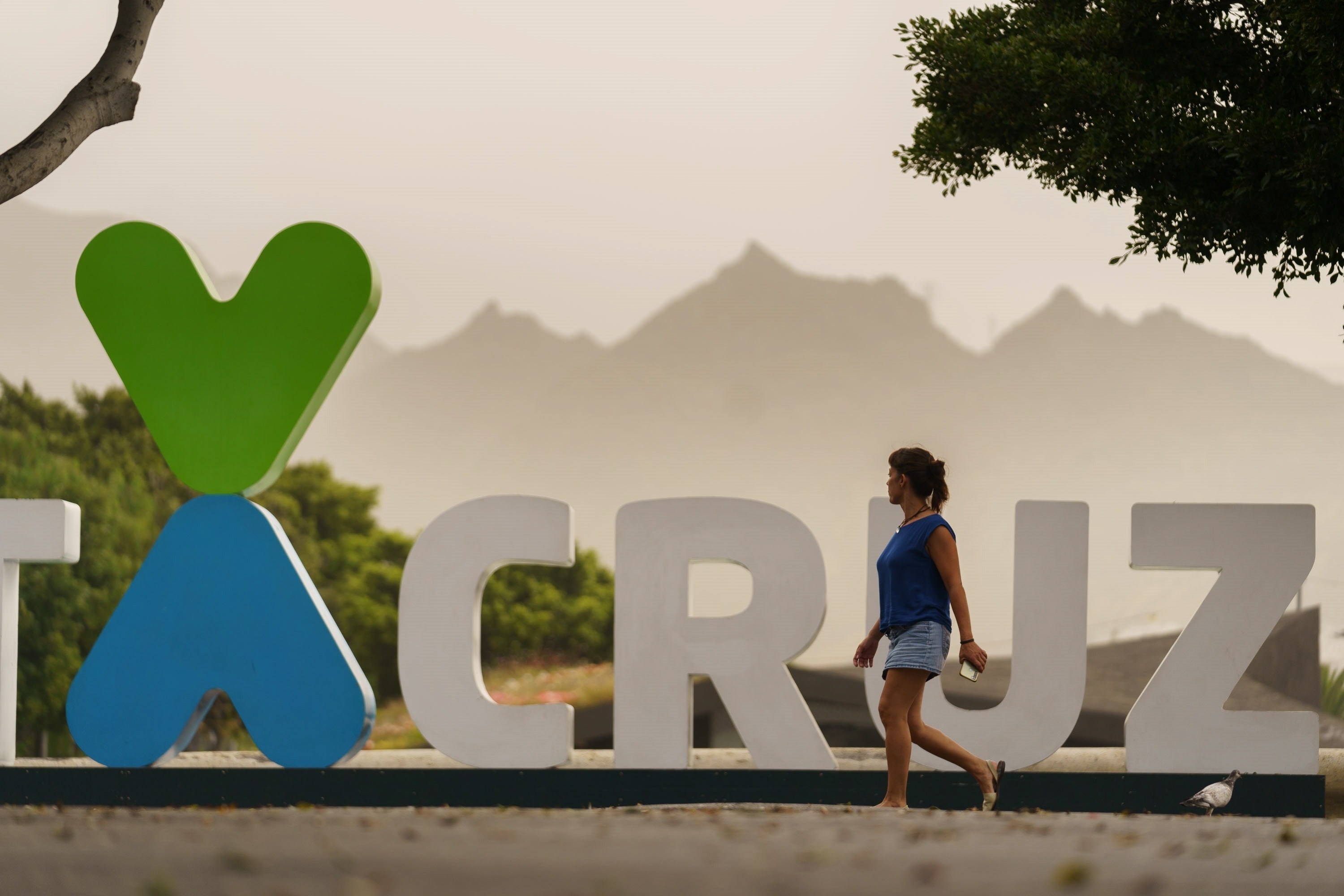 Une femme marche à Santa Cruz de Tenerife.