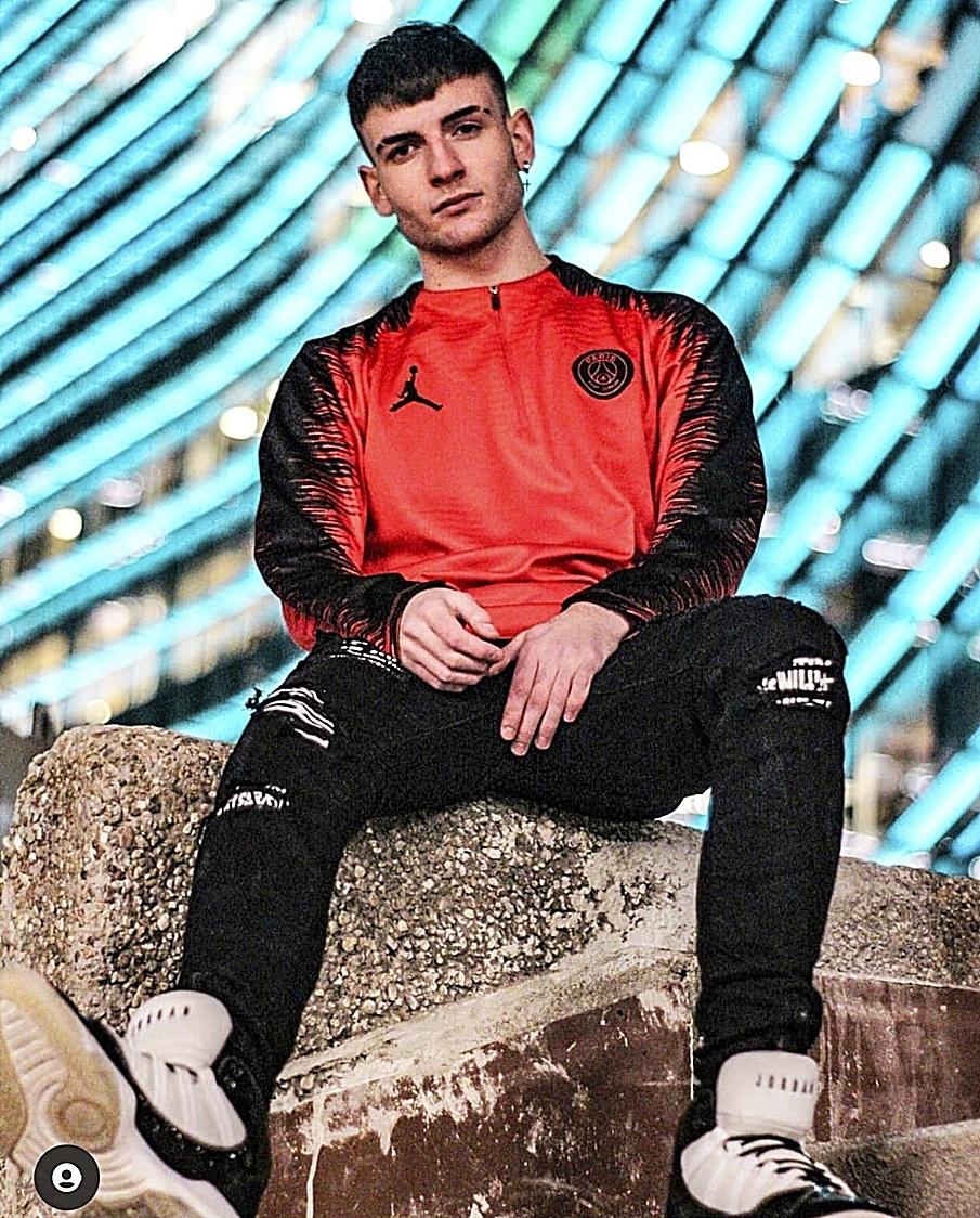 Isaac sur une autre photo en tenue de sport.