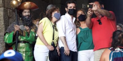 Marié assiste à la messe des pèlerins et prend des photos avec des touristes à Santiago