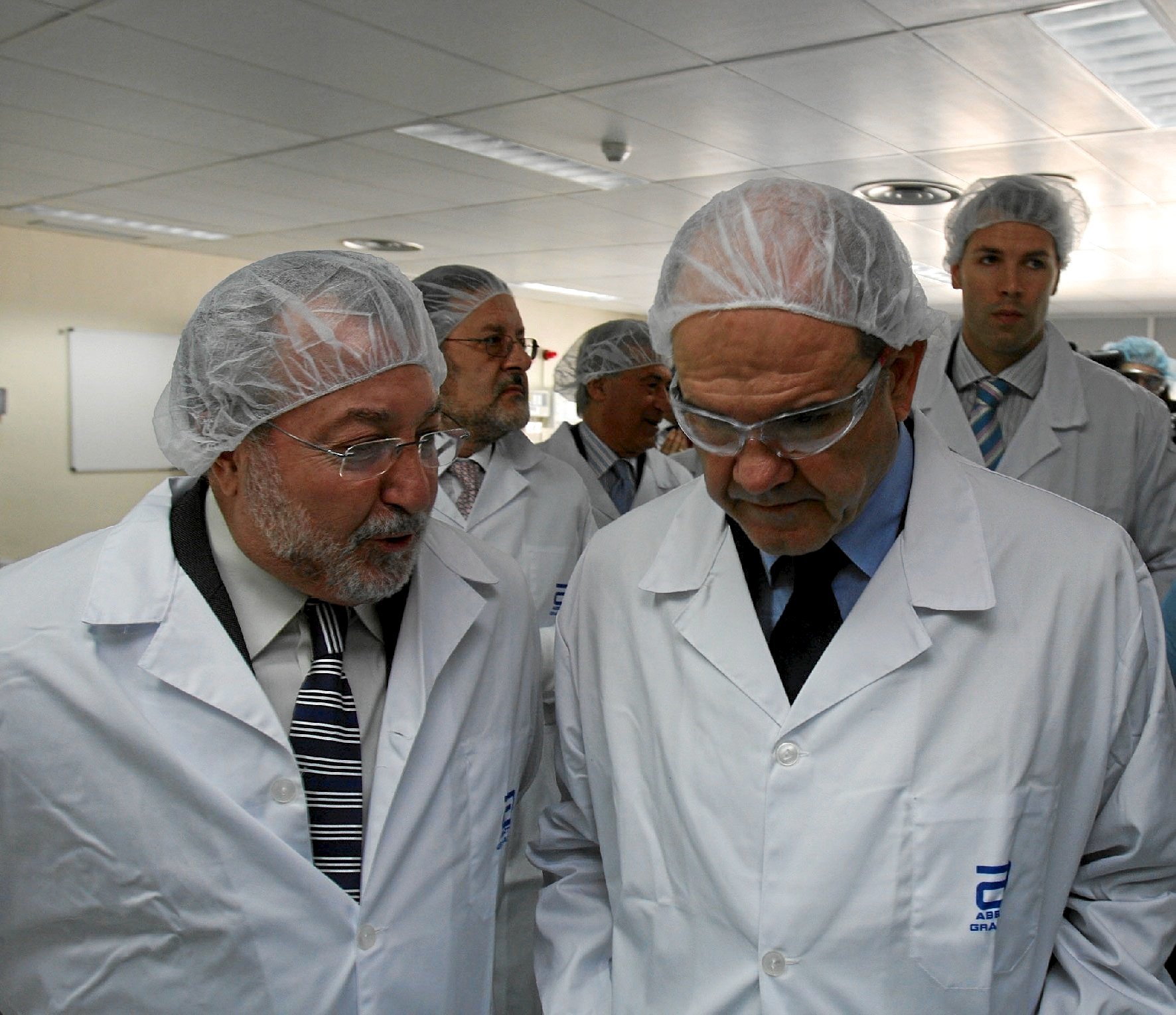 Le ministre de l'époque Bernat Soria et le président du conseil d'administration, Manuel Chaves, en février 2009, dans un laboratoire.