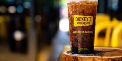 Dickey&rsquo;s Barbecue Pit dévoile la toute nouvelle coupe en édition limitée pour célébrer son 80e anniversaire