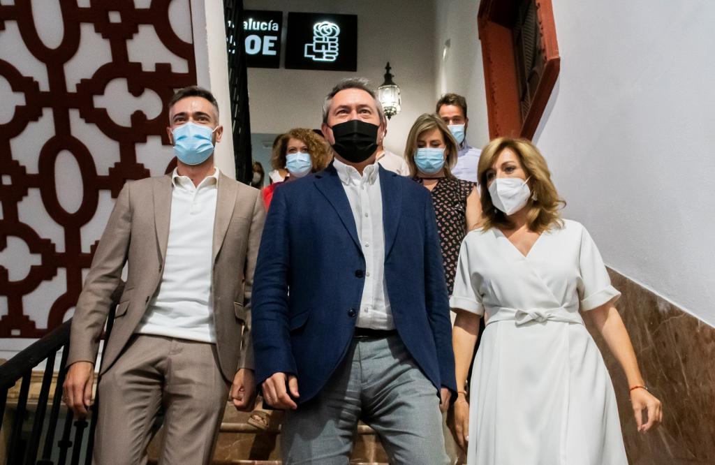 Le déjà secrétaire général du PSOE-A, Juan Espadas, entouré de son équipe, avec Felipe Sicilia à sa gauche.