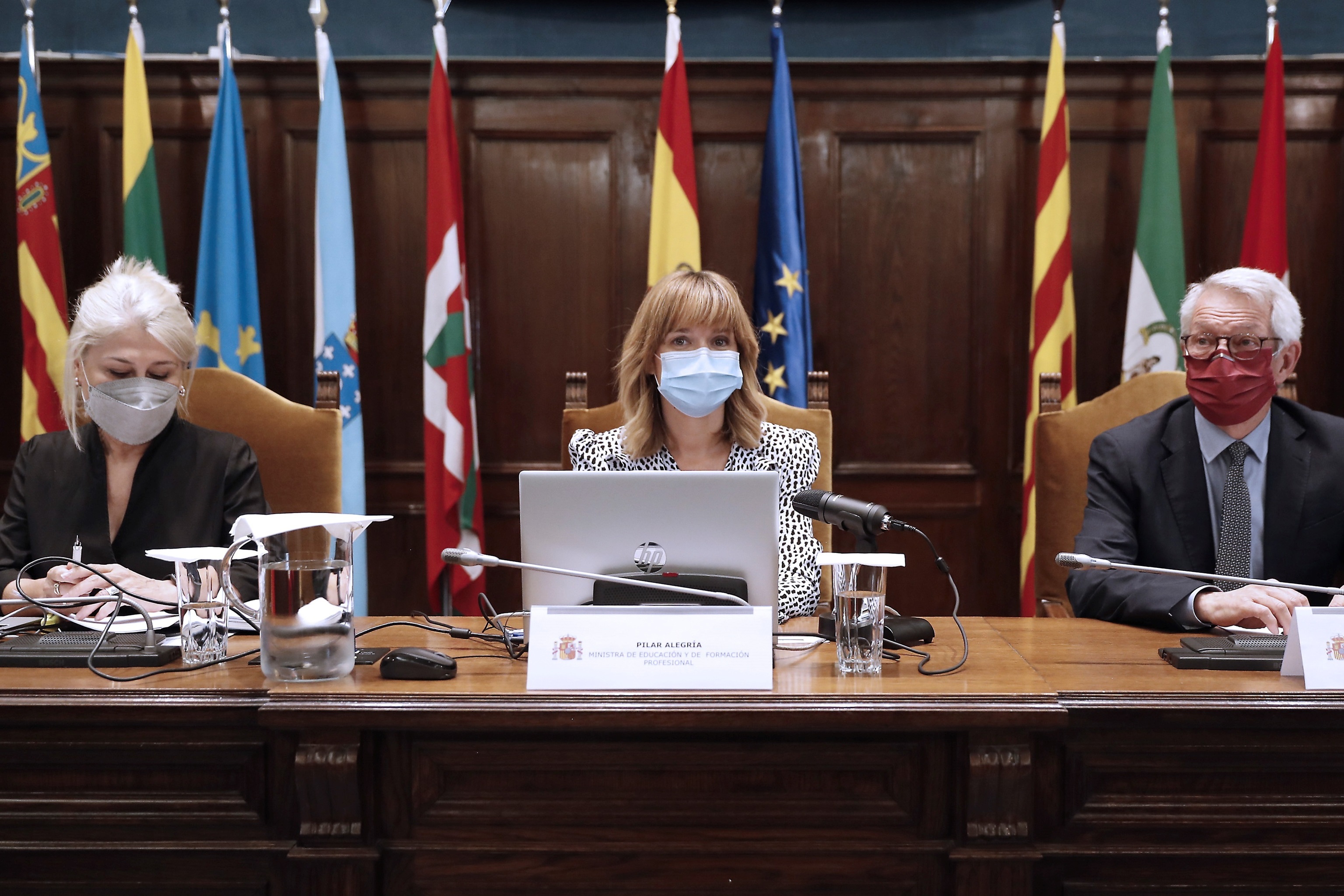Ministre Pilar Alegría, entre le président du Conseil, Encarna Cuenca, et le secrétaire d'État, Alejandro Tiana.