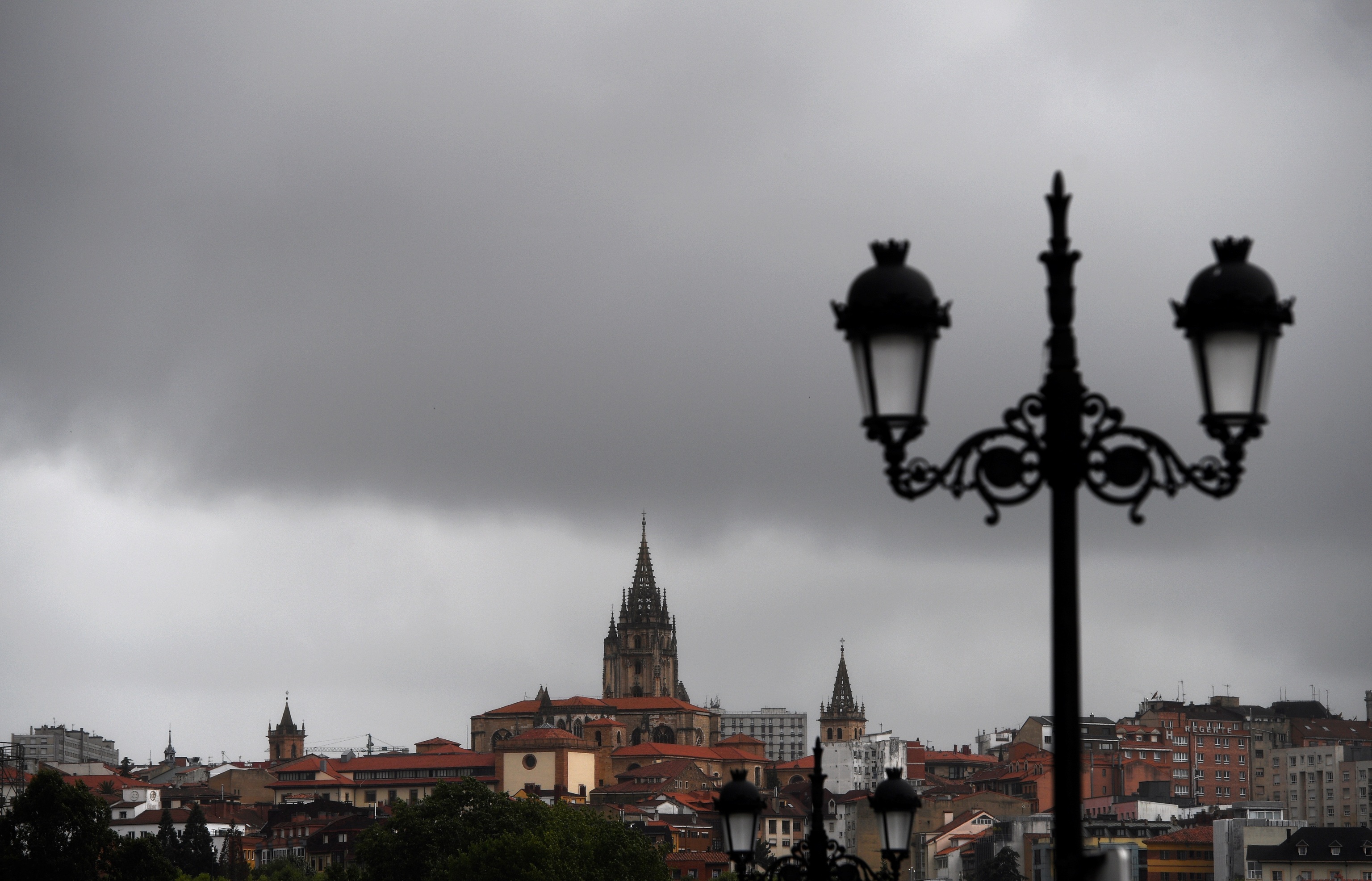 Des nuages ​​noirs recouvrent le ciel d'Oviedo ce vendredi.  L'Agence météorologique de l'État