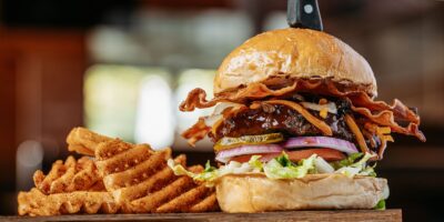 Logan&rsquo;s dévoile de nouveaux pains à hamburger fabriqués à la Roadhouse