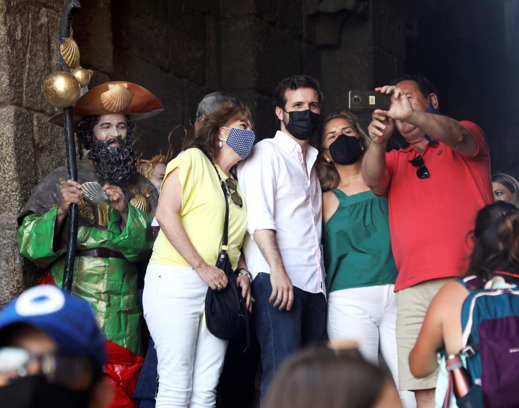 Pablo Casado pose avec un groupe de personnes à la cathédrale de Saint-Jacques-de-Compostelle après