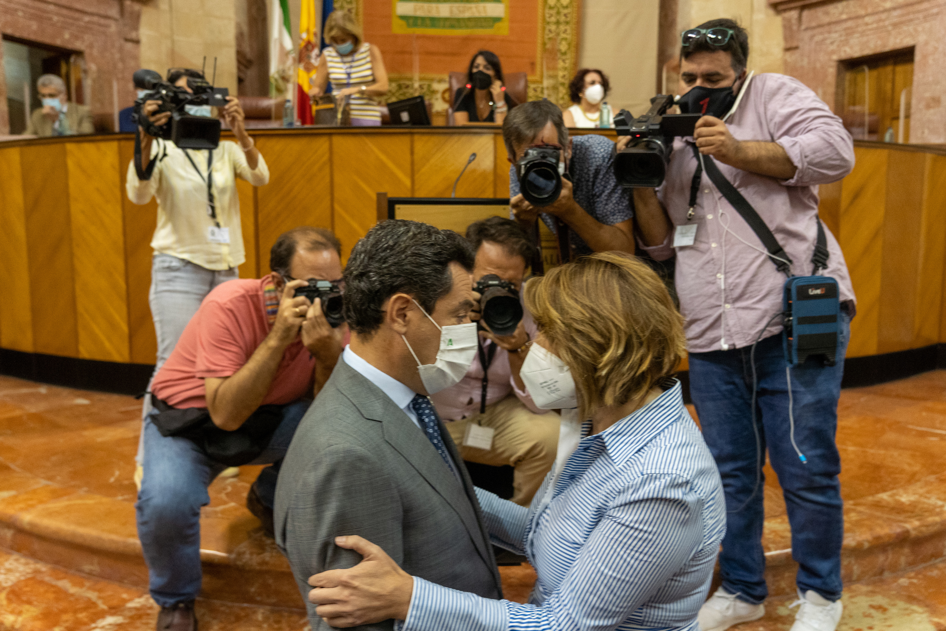 Le président andalou, Juanma Moreno, salue ce mi