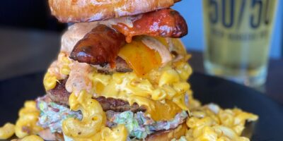 Over-the-Top &lsquo;Merica Burger revient au menu chez Slater&rsquo;s 50/50 pour une durée limitée