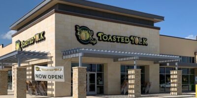 Toasted Yolk Cafe dépasse les objectifs de vente de franchise de mi-année, signe cinq nouveaux franchisés et poursuit son expansion dans le sud-est