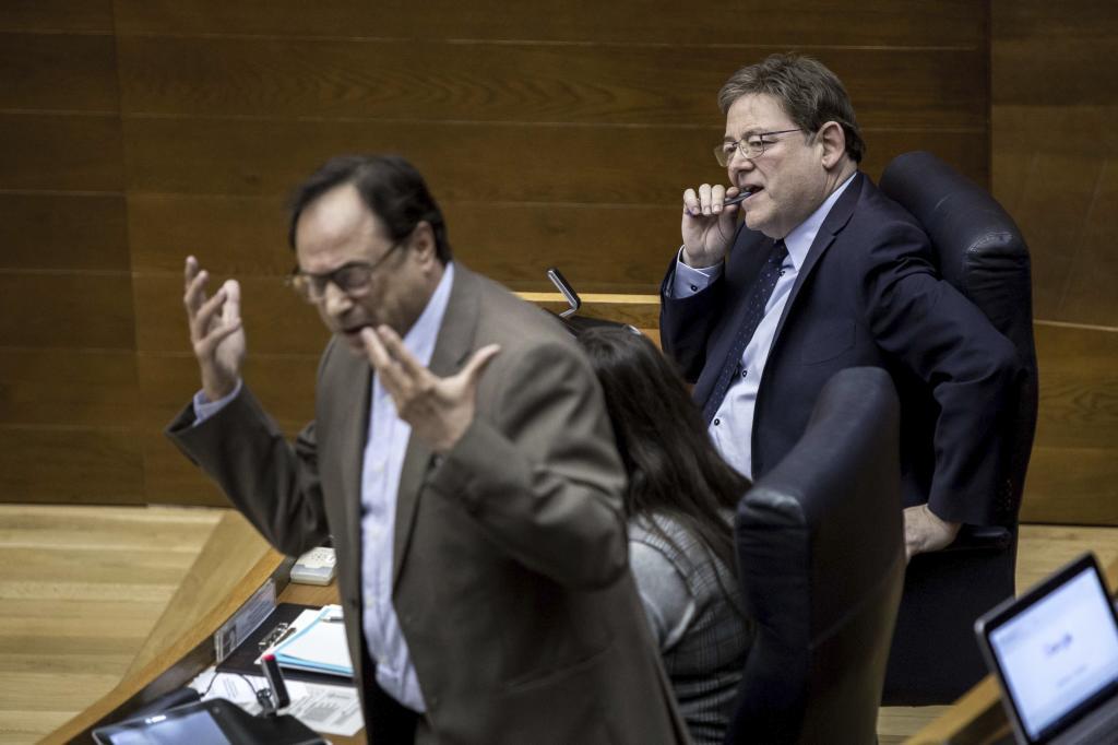 Vicent Soler, au premier plan, avec Ximo Puig écouté