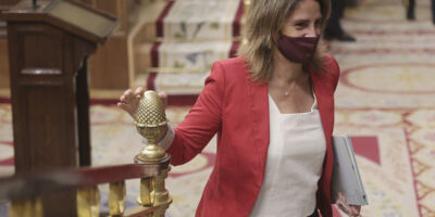 Teresa Ribera accuse Podemos de « démagogie bon marché » en affirmant que le prix de l&rsquo;électricité peut être réglé « d&rsquo;un jour à l&rsquo;autre »
