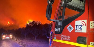 Les habitants d&rsquo;Azuébar sont évacués en raison de l&rsquo;avancée d&rsquo;un incendie en pleine canicule
