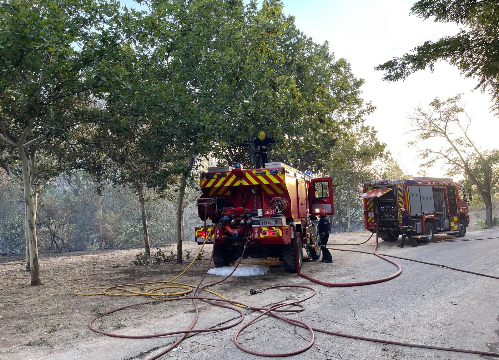 Les équipes de pompiers éteignent l'incendie de Batres.
