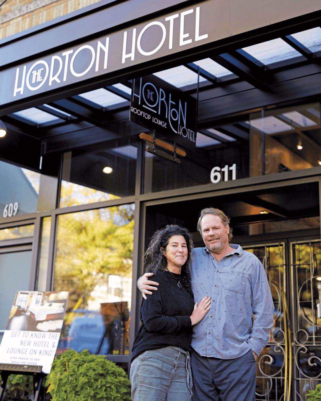 Denise et Fulton Lovin The Horton Hotel & Rooftop Lounge - Boone, le joyau de classe mondiale du centre-ville de Caroline du Nord - Parfaitement aligné pour un transfert de propriété harmonieux